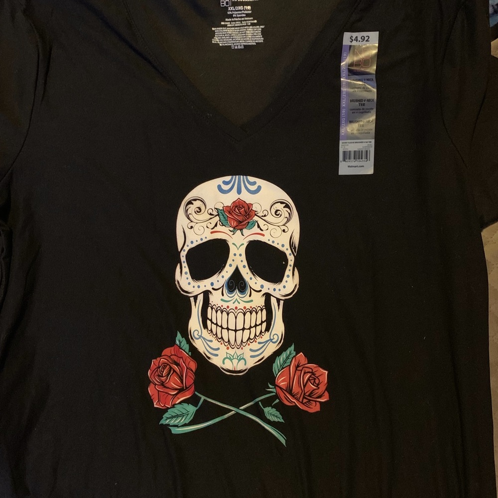 Skull v neck tee
